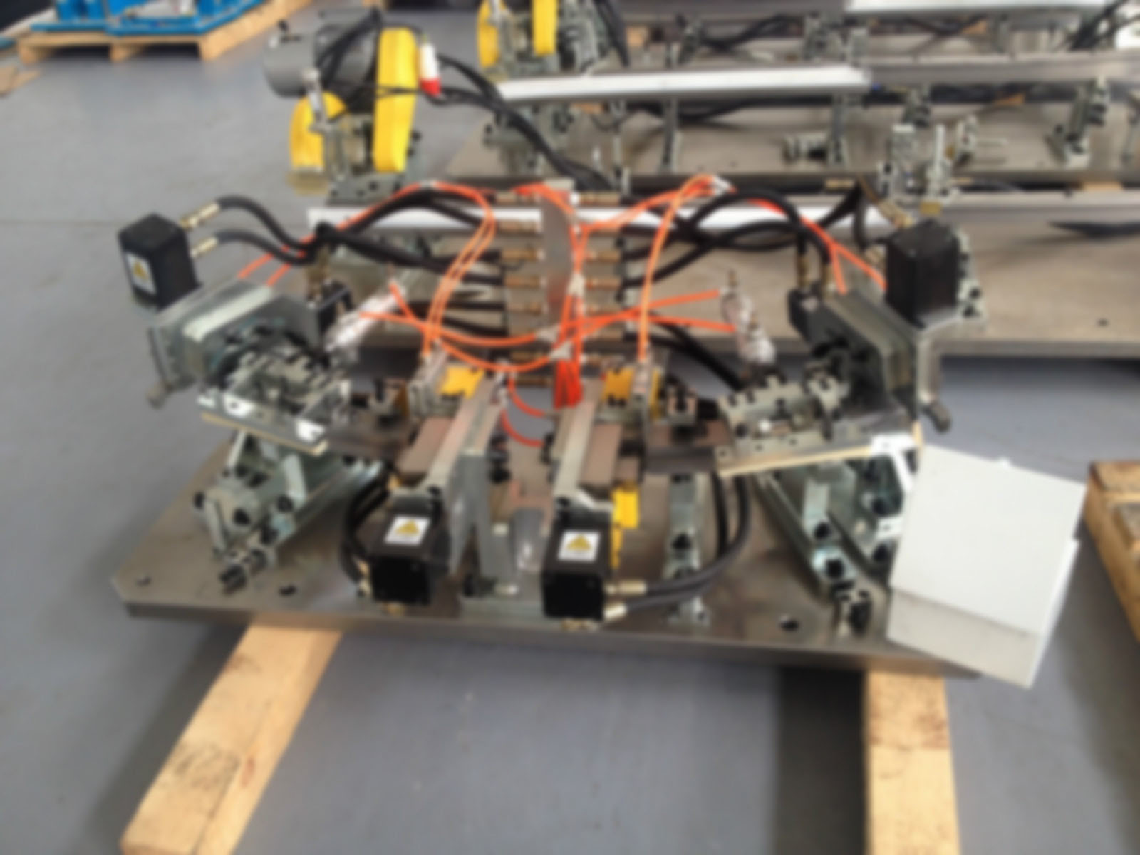 汽車頂蓋飾條拉彎模具