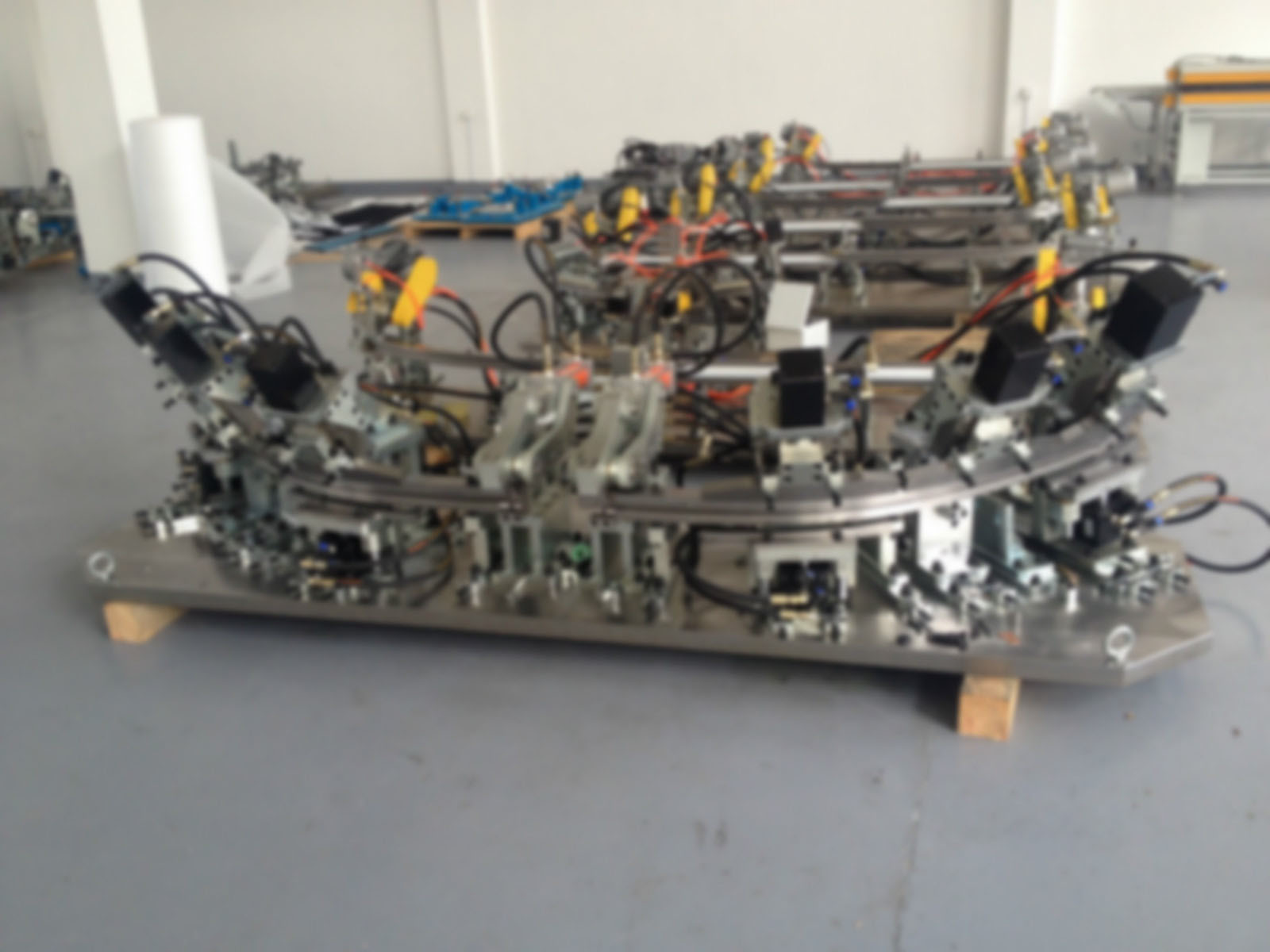 汽車(chē)門(mén)窗框上條拉彎模具 (2)