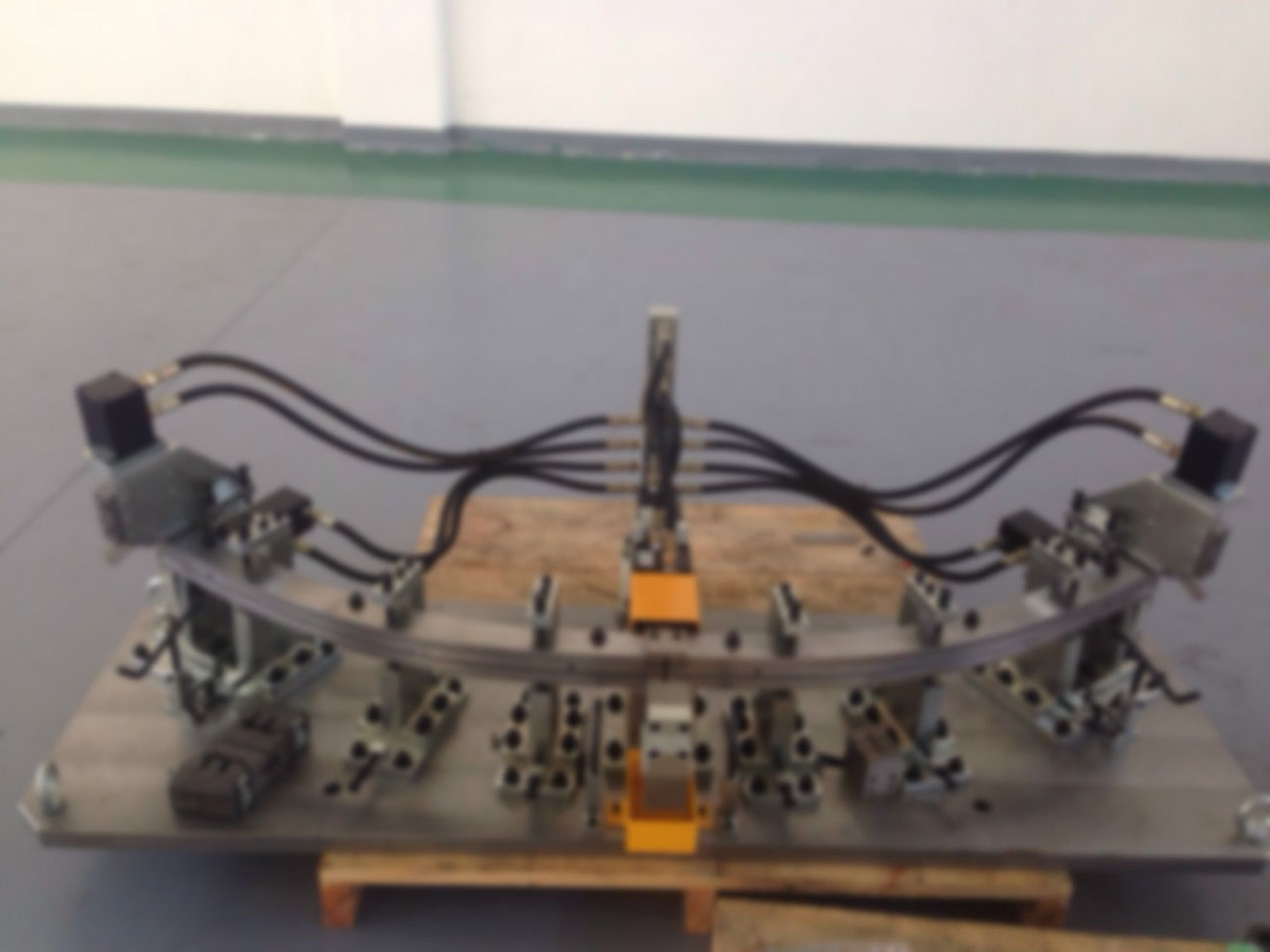 U型導(dǎo)軌拉彎模具